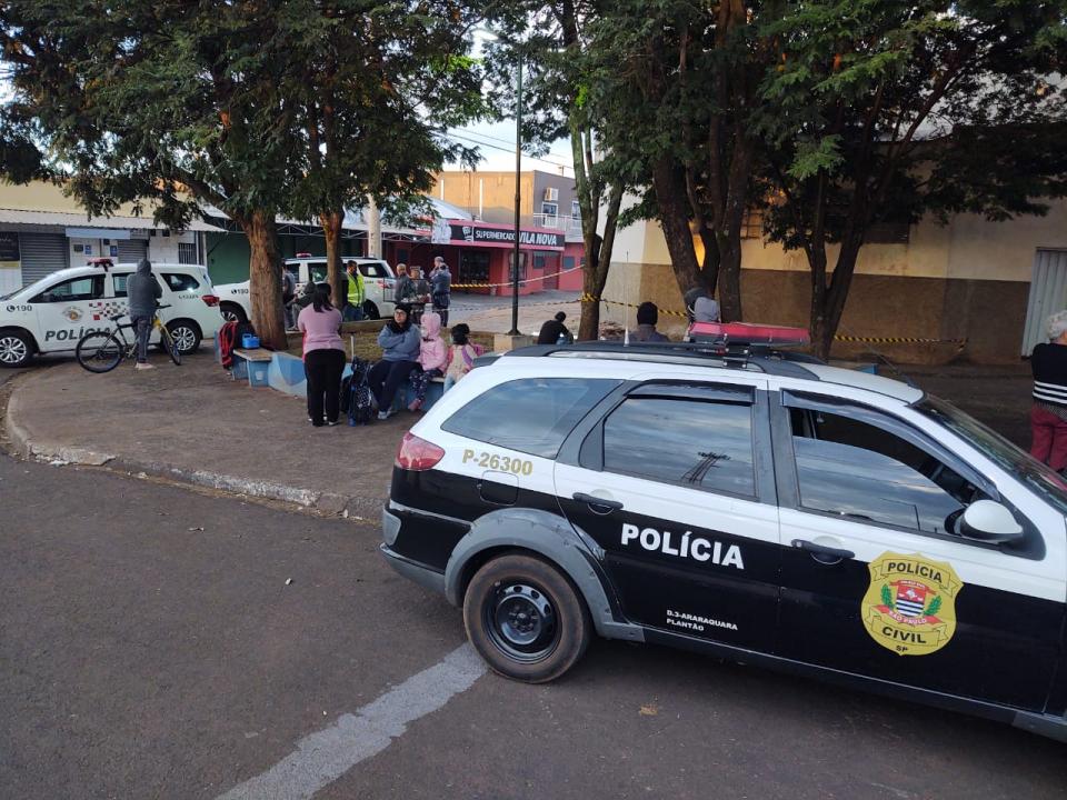 Foto 2 de 2 — Assassinato: Homem é morto a pauladas em praça durante madrugada